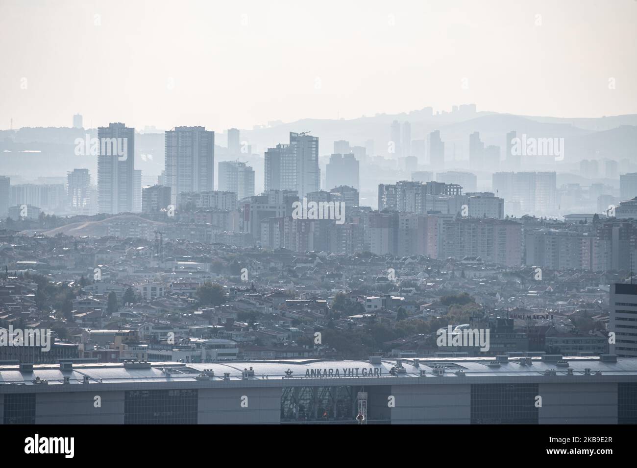 Am 27. Oktober 2019 prägen neue Hochhäuser die Skyline der türkischen Hauptstadt Ankara und verdeutlichen damit die rasante Entwicklung des Schwellenmarktes, der auf Baumaßnahmen angewiesen ist, um die Wirtschaft in Schwellen zu halten. (Foto von Diego Cupolo/NurPhoto) Stockfoto