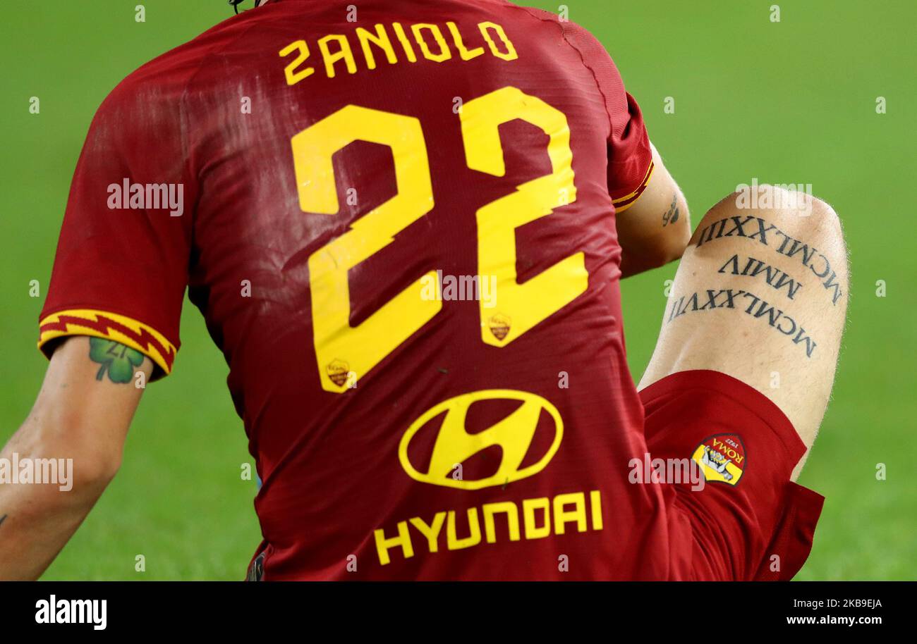 Die Tätowierung auf dem Oberschenkel von Nicolo Zaniolo während des Spiels der Serie A ALS Roma gegen AC Mailand im Olimpico-Stadion in Rom, Italien, am 27. Oktober 2019 (Foto: Matteo Ciambelli/NurPhoto) Stockfoto