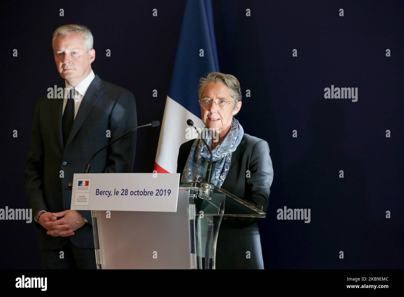 (Von L bis R) der französische Finanz- und Wirtschaftsminister Bruno Le Maire und die französische Ministerin für den ökologischen und integrativen Wandel Elisabeth Borne halten eine gemeinsame Pressekonferenz ab, um im Pariser Wirtschaftsministerium einen Bericht über den Bau des EPR im Kernkraftwerk Flamanville zu präsentieren. Am 28. Oktober 2019. (Foto von Michel Stoupak/NurPhoto) Stockfoto