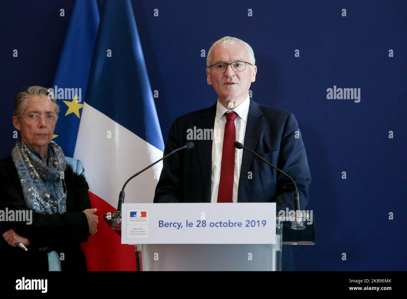 (Von L zu R) die französische Ministerin für den ökologischen und integrativen Wandel Elisabeth Borne und der CEO des französischen Energieriesen EDF, Jean-Bernard Levy, halten eine gemeinsame Pressekonferenz ab, um im Pariser Wirtschaftsministerium einen Bericht über den Bau des EPR im Kernkraftwerk Flamanville zu präsentieren. Am 28. Oktober 2019. (Foto von Michel Stoupak/NurPhoto) Stockfoto