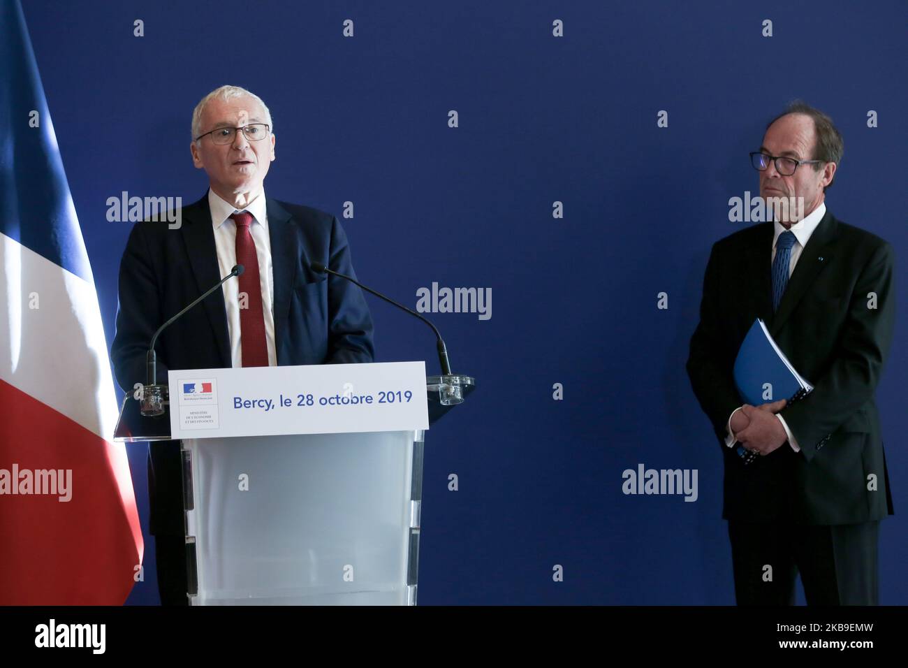 (Von L bis R) Jean-Bernard Levy, CEO des französischen Energiegiganten EDF, und Jean-Martin Folz, Leiter des Berichts, halten am 28. Oktober 2019 eine Pressekonferenz ab, um im Wirtschaftsministerium in Paris einen Bericht über den Bau des EPR im Kernkraftwerk Flamanville zu präsentieren. (Foto von Michel Stoupak/NurPhoto) Stockfoto