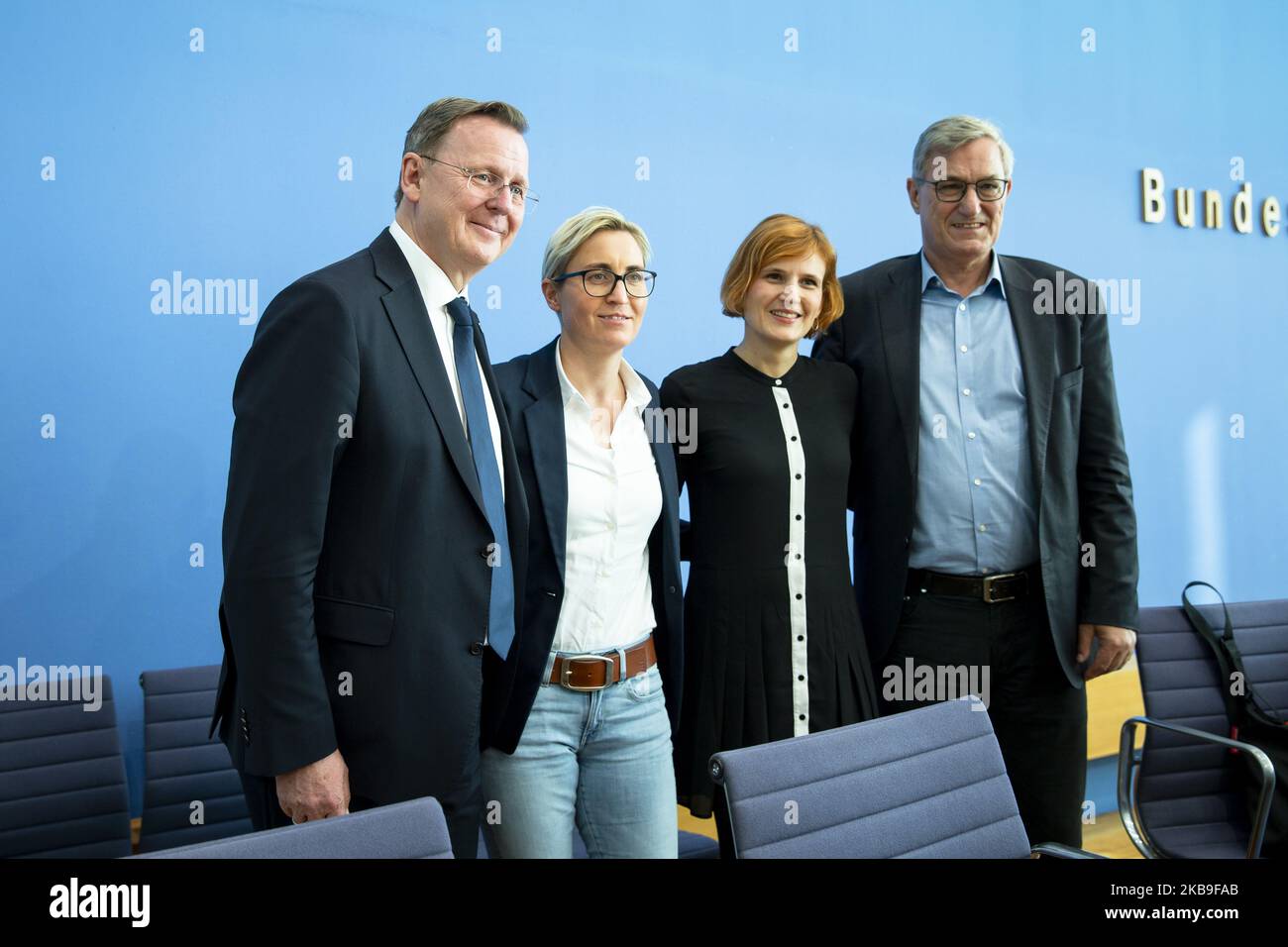 (L-R) Hauptkandidat der Linkspartei (die Linke) für die Wahlen in Thüringen Bodo Ramelow, Fraktionsvorsitzende in Thüringen Susanne Hennig-Wellsow, Co-Vorsitzende Katja Kipping und Co-Vorsitzender Bernd Riexinger posieren für ein Bild am Ende einer Pressekonferenz auf der Bundespressekonferenz am 28. Oktober 2019 in Berlin. (Foto von Emmanuele Contini/NurPhoto) Stockfoto