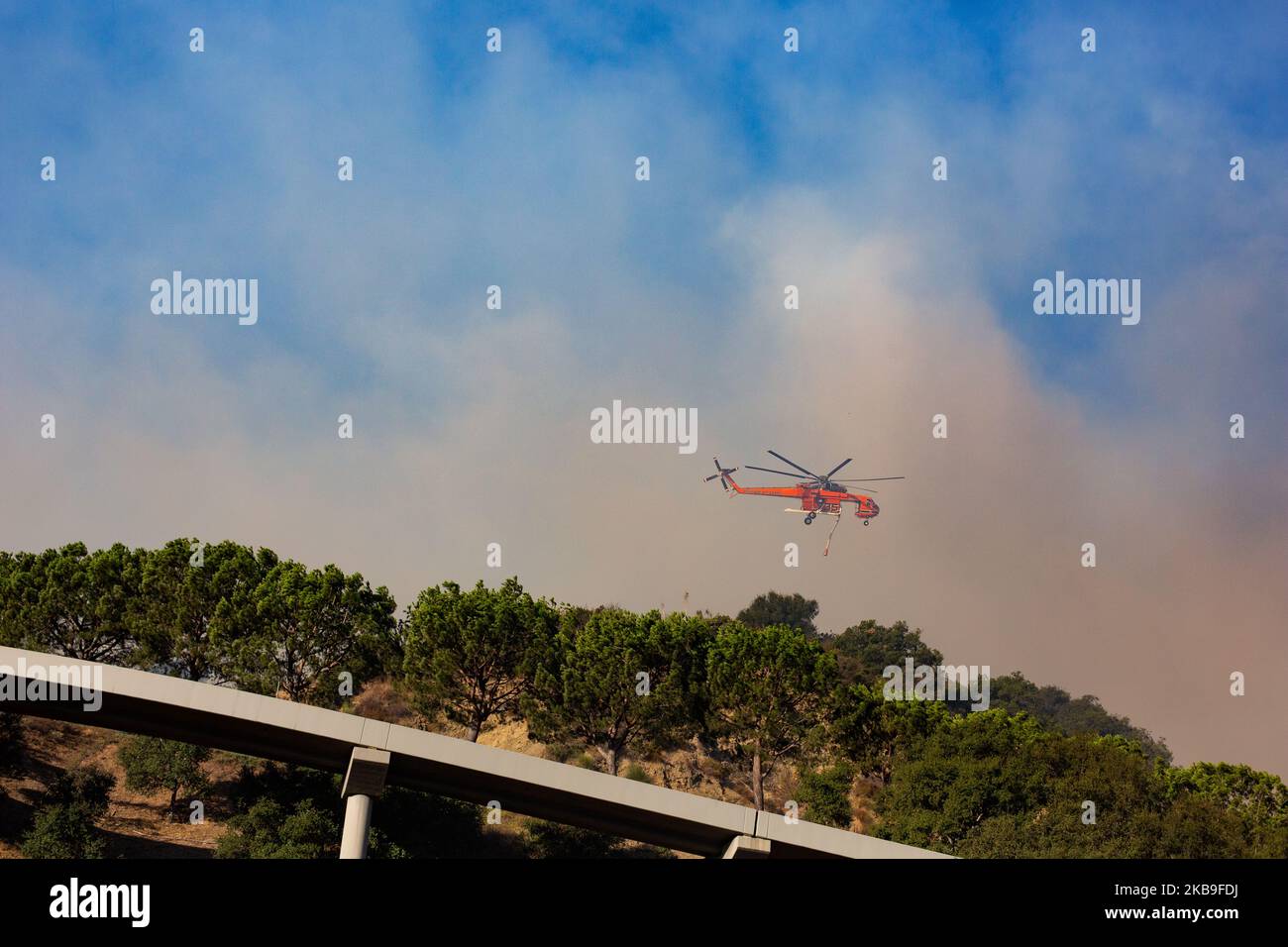 Am 28. Oktober 2019 brennt ein Waldbrand in der Nähe des renommierten Getty Museums am Sepulveda Pass in Los Angeles, CA, USA (Foto: John Fredricks/NurPhoto) Stockfoto