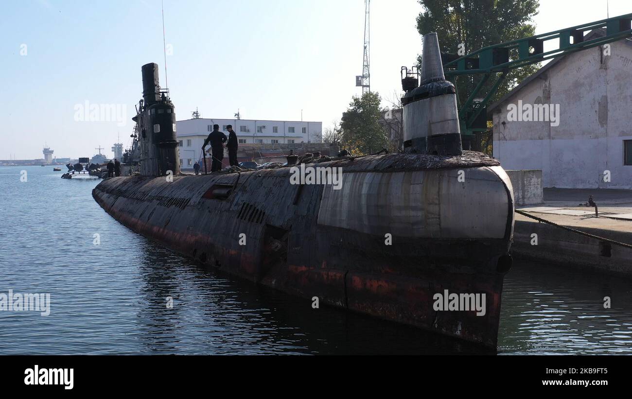 Ein Blick auf das neueste und außer Dienst geratene bulgarische U-Boot „Slava“ (Ruhm). Das U-Boot Slava wurde 1960 in der ehemaligen UdSSR hergestellt. Er ist 76 Meter lang, 7 Meter breit und 6 Meter hoch. Er kann bis zu 300 Meter unter die Wasseroberfläche tauchen und mit einer maximalen Geschwindigkeit von 15,3 Knoten fahren, er kann 8 Torpedos tragen und Reichweite nach Nordamerika betreiben. Das U-Boot wurde während der Join-Übungen nie auf den Sonaren von NATO-Schiffen gefangen. Nach 1989, als sich die politische Situation in Bulgarien änderte, begannen die bulgarischen U-Boote, zusammen mit den türkischen Marinestreitkräften Übungen abzuhalten. Nach dem Start des Stockfoto