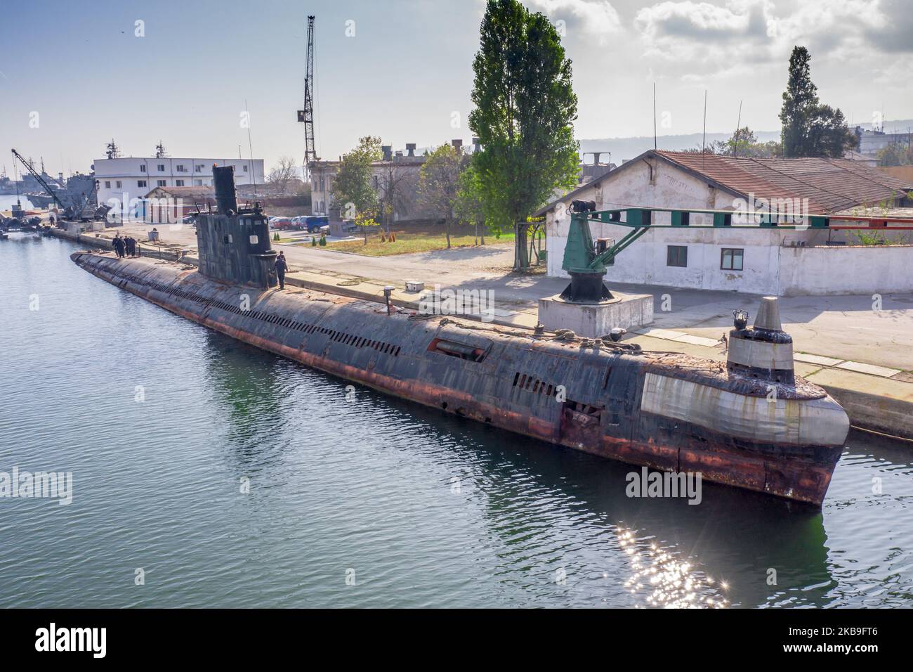 Ein Blick auf das neueste und außer Dienst geratene bulgarische U-Boot „Slava“ (Ruhm). Das U-Boot Slava wurde 1960 in der ehemaligen UdSSR hergestellt. Er ist 76 Meter lang, 7 Meter breit und 6 Meter hoch. Er kann bis zu 300 Meter unter die Wasseroberfläche tauchen und mit einer maximalen Geschwindigkeit von 15,3 Knoten fahren, er kann 8 Torpedos tragen und Reichweite nach Nordamerika betreiben. Das U-Boot wurde während der Join-Übungen nie auf den Sonaren von NATO-Schiffen gefangen. Nach 1989, als sich die politische Situation in Bulgarien änderte, begannen die bulgarischen U-Boote, zusammen mit den türkischen Marinestreitkräften Übungen abzuhalten. Nach dem Start des Stockfoto