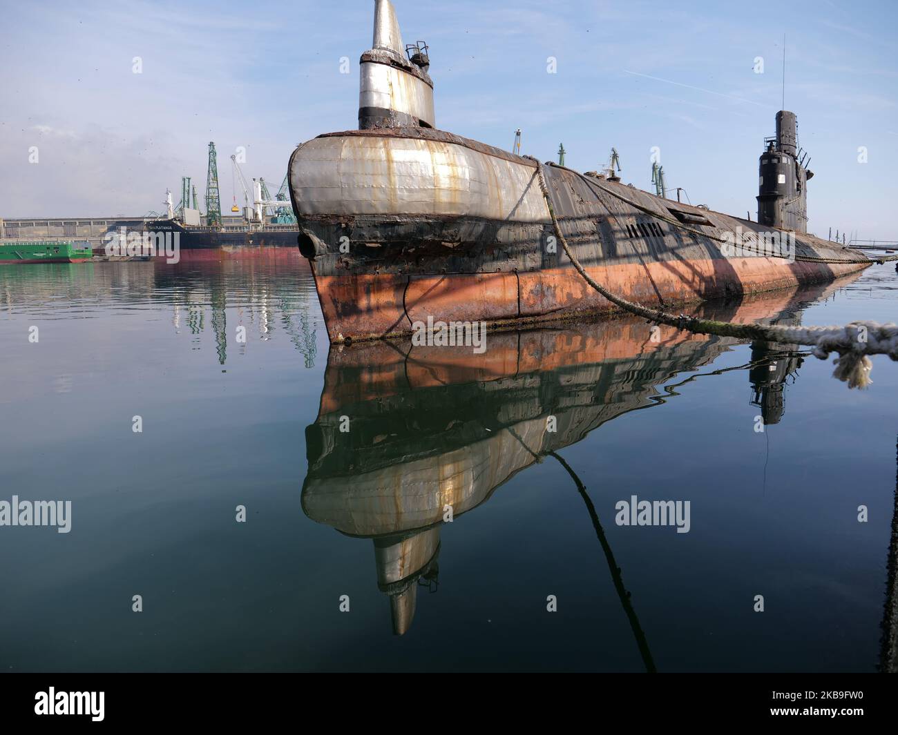 Ein Blick auf das neueste und außer Dienst geratene bulgarische U-Boot „Slava“ (Ruhm). Das U-Boot Slava wurde 1960 in der ehemaligen UdSSR hergestellt. Er ist 76 Meter lang, 7 Meter breit und 6 Meter hoch. Er kann bis zu 300 Meter unter die Wasseroberfläche tauchen und mit einer maximalen Geschwindigkeit von 15,3 Knoten fahren, er kann 8 Torpedos tragen und Reichweite nach Nordamerika betreiben. Das U-Boot wurde während der Join-Übungen nie auf den Sonaren von NATO-Schiffen gefangen. Nach 1989, als sich die politische Situation in Bulgarien änderte, begannen die bulgarischen U-Boote, zusammen mit den türkischen Marinestreitkräften Übungen abzuhalten. Nach dem Start des Stockfoto