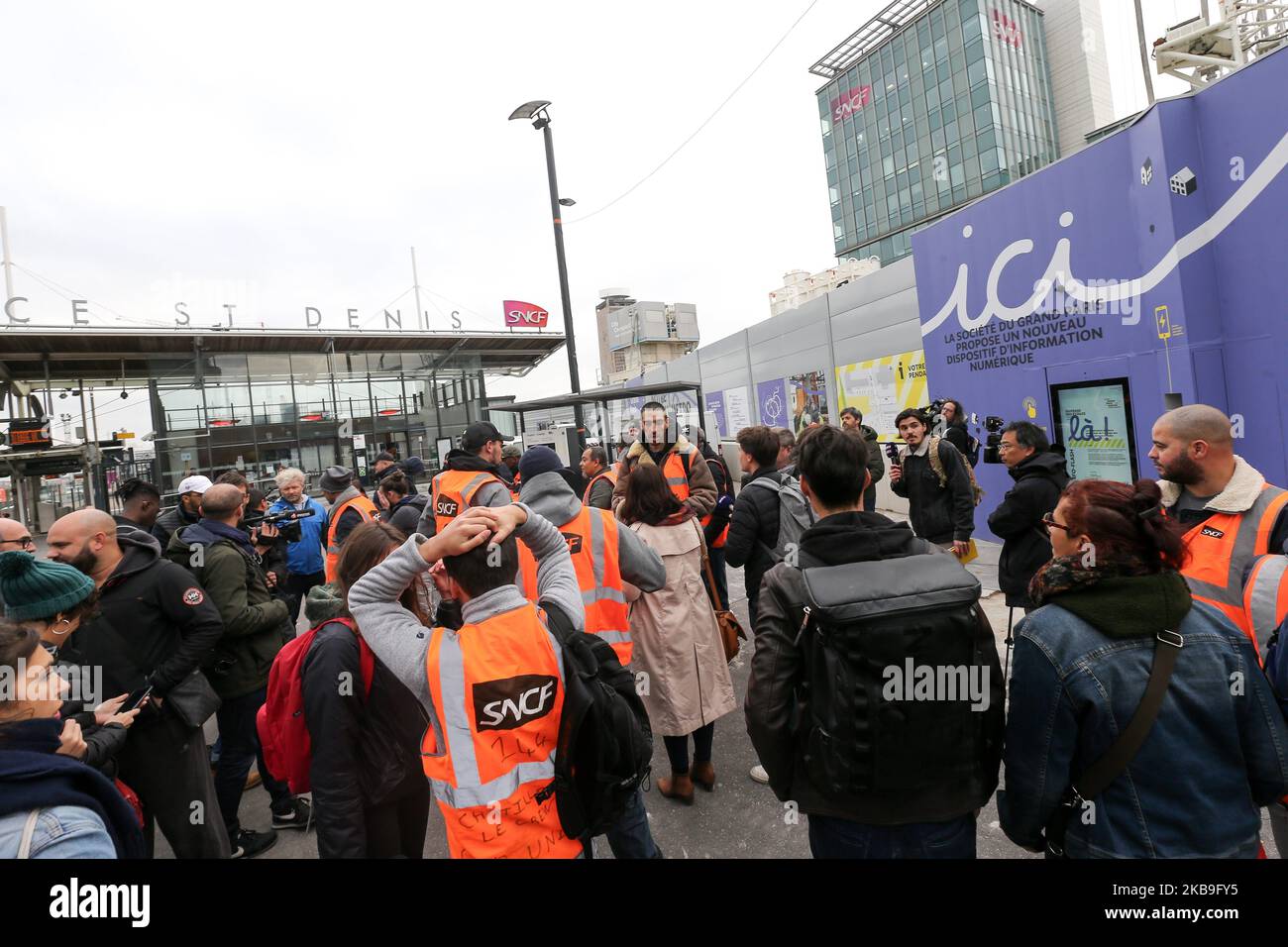 Bahnarbeiter in Jacken der staatlichen französischen Eisenbahngesellschaft (SNCF) und Arbeiter des Chatillon TGV Technicenter protestieren am 29. Oktober 2019 vor dem Hauptsitz der SNCF-Gesellschaft in Saint-Denis bei Paris. Ursprünglich ein örtlicher Streik in Chatillon, der ohne Ankündigung und ohne Zustimmung der Gewerkschaften zum Ausdruck gebracht wurde.Diese spontane Bewegung riskiert, vor dem Mobilisierungstag im Dezember 5. andere anzurufen. 7 von 10 Atlantique TGV sind diesen Montag seit dem Bahnhof Montparnasse nicht mehr im Umlauf. (Foto von Michel Stoupak/NurPhoto) Stockfoto