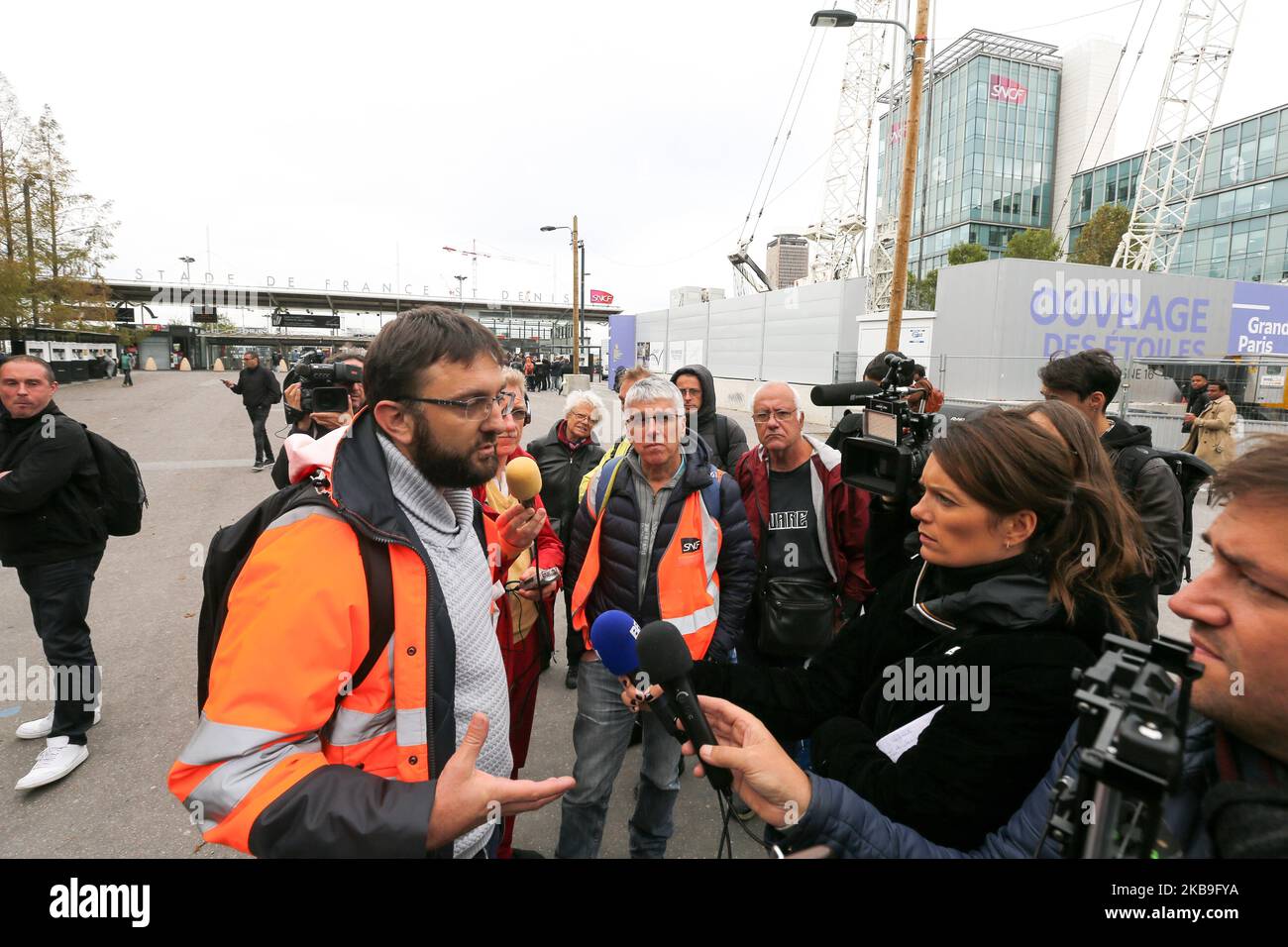 Bahnarbeiter mit Jacke der staatlichen französischen Eisenbahngesellschaft SNCF vom TGV-Technikzentrum Chatillon spricht mit der Presse, als er am 29. Oktober 2019 vor dem Sitz der SNCF-Gesellschaft in Saint-Denis bei Paris protestiert. Ursprünglich ein örtlicher Streik in Chatillon, der ohne Ankündigung und ohne Zustimmung der Gewerkschaften zum Ausdruck gebracht wurde.Diese spontane Bewegung riskiert, vor dem Mobilisierungstag im Dezember 5. andere anzurufen. 7 von 10 Atlantique TGV sind diesen Montag seit dem Bahnhof Montparnasse nicht mehr im Umlauf. (Foto von Michel Stoupak/NurPhoto) Stockfoto