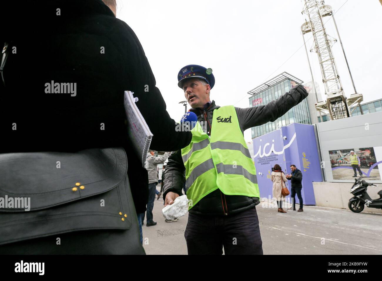 Bahnarbeiter mit Jacke der staatlichen französischen Eisenbahngesellschaft SNCF vom TGV-Technikzentrum Chatillon spricht mit der Presse, als er am 29. Oktober 2019 vor dem Sitz der SNCF-Gesellschaft in Saint-Denis bei Paris protestiert. Ursprünglich ein örtlicher Streik in Chatillon, der ohne Ankündigung und ohne Zustimmung der Gewerkschaften zum Ausdruck gebracht wurde.Diese spontane Bewegung riskiert, vor dem Mobilisierungstag im Dezember 5. andere anzurufen. 7 von 10 Atlantique TGV sind diesen Montag seit dem Bahnhof Montparnasse nicht mehr im Umlauf. (Foto von Michel Stoupak/NurPhoto) Stockfoto