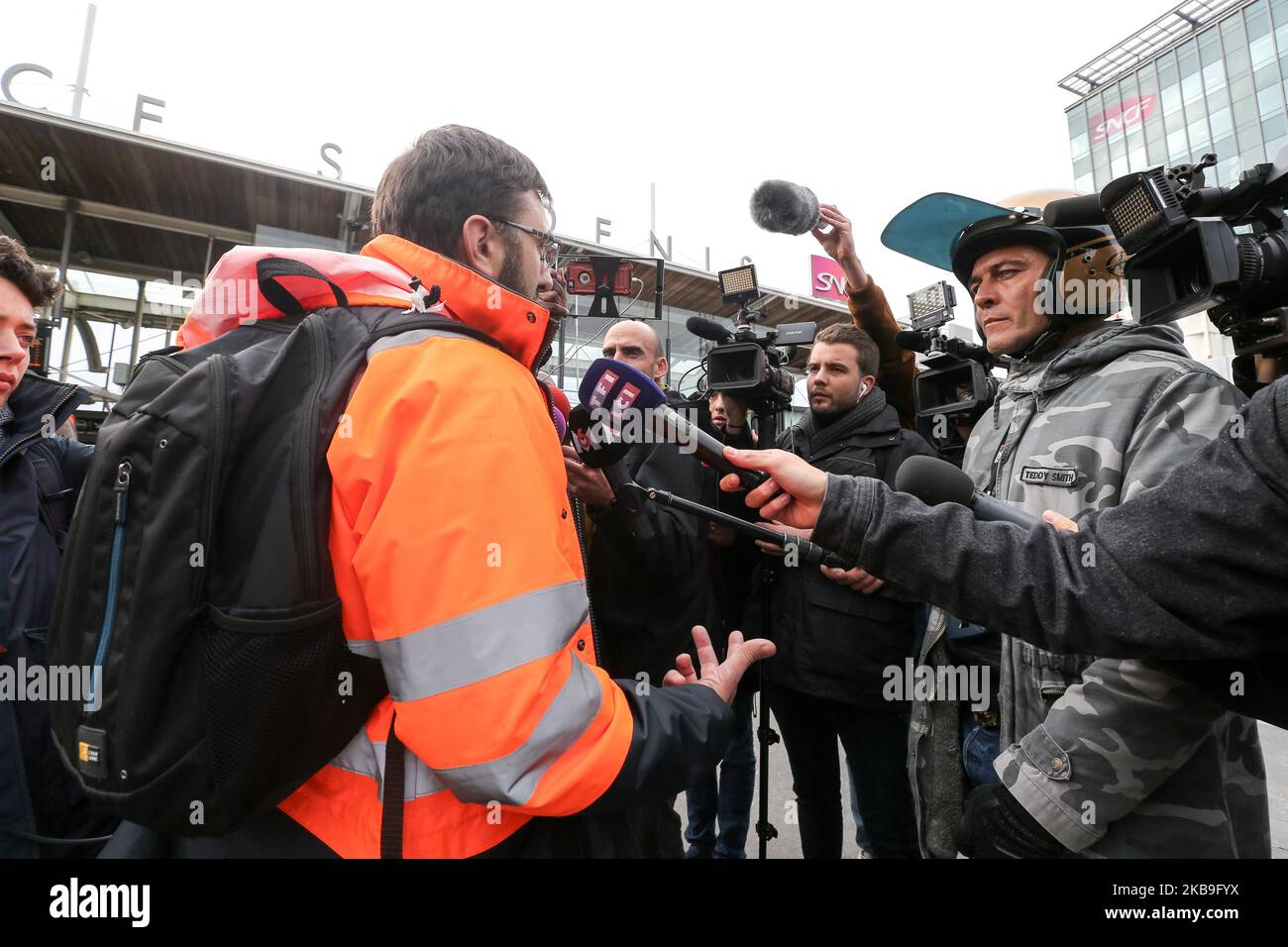 Bahnarbeiter mit Jacke der staatlichen französischen Eisenbahngesellschaft SNCF vom TGV-Technikzentrum Chatillon spricht mit der Presse, als er am 29. Oktober 2019 vor dem Sitz der SNCF-Gesellschaft in Saint-Denis bei Paris protestiert. Ursprünglich ein örtlicher Streik in Chatillon, der ohne Ankündigung und ohne Zustimmung der Gewerkschaften zum Ausdruck gebracht wurde.Diese spontane Bewegung riskiert, vor dem Mobilisierungstag im Dezember 5. andere anzurufen. 7 von 10 Atlantique TGV sind diesen Montag seit dem Bahnhof Montparnasse nicht mehr im Umlauf. (Foto von Michel Stoupak/NurPhoto) Stockfoto