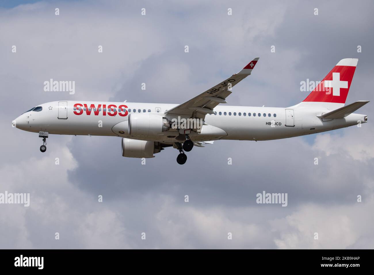 Schweizer Airbus A220-300-Flugzeuge mit Registrierung HB-JCD, wie bei der endgültigen Landung auf dem internationalen Flughafen London Heathrow LHR EGLL in England, Großbritannien, an einem bewölkten Tag gesehen. Der Airbus A220 ist ein Regionaljet der neuen Generation mit erweiterten Fähigkeiten, einem Schmalkarossflugzeug, der zuvor bekannten Bombardier C Series CS300 oder BD-500. Swiss International Air Lines SWR LX verbindet London mit Genf, Zürich und saisonal mit Sion. Die Schweizer Flaggenfluggesellschaft ist Mitglied der Star Alliance Aviation Alliance und gehört zur Lufthansa Group. Im Oktober 2019 hat Swiss den gesamten 29 Airbus A220 geerdet Stockfoto