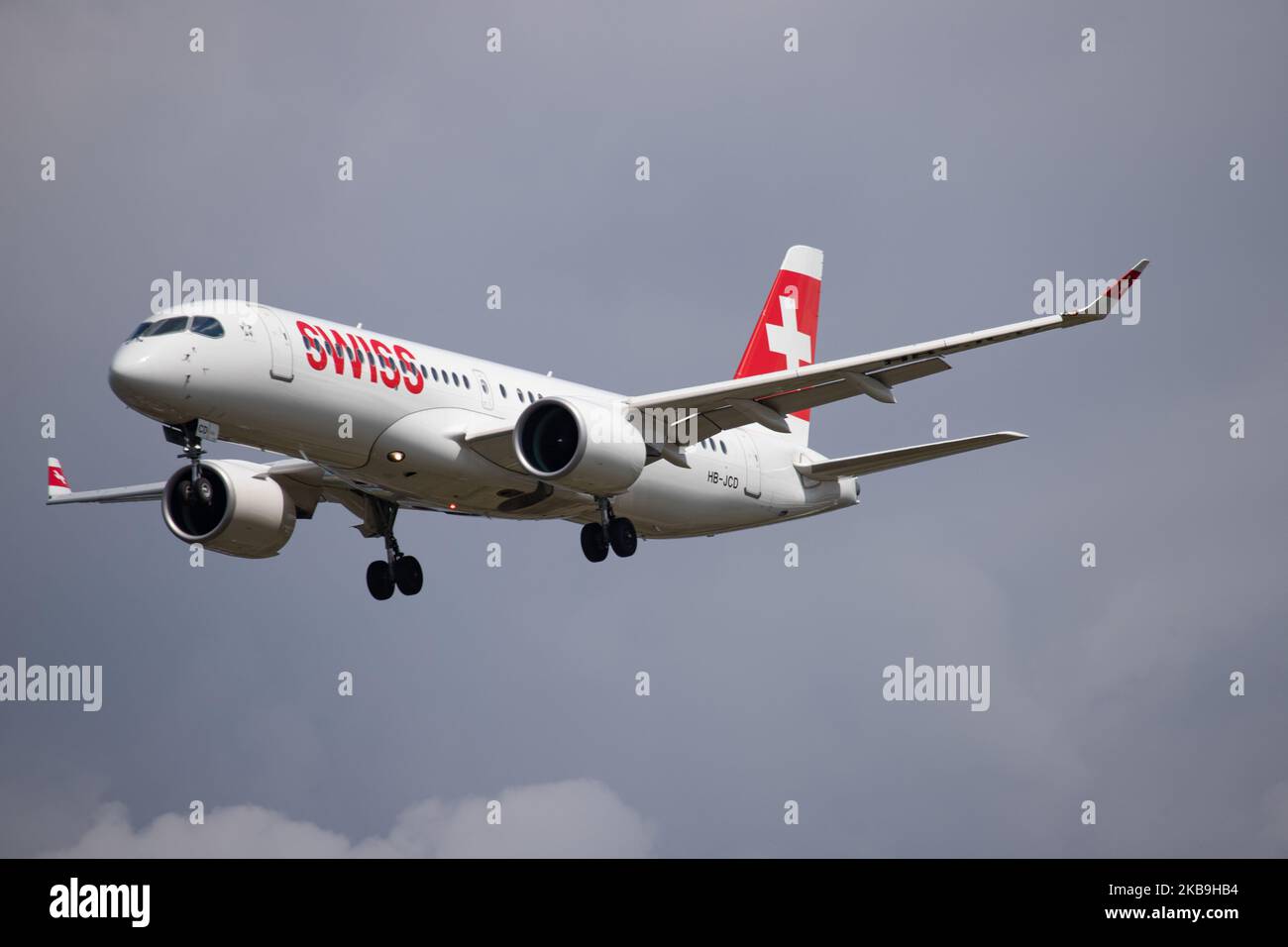 Schweizer Airbus A220-300-Flugzeuge mit Registrierung HB-JCD, wie bei der endgültigen Landung auf dem internationalen Flughafen London Heathrow LHR EGLL in England, Großbritannien, an einem bewölkten Tag gesehen. Der Airbus A220 ist ein Regionaljet der neuen Generation mit erweiterten Fähigkeiten, einem Schmalkarossflugzeug, der zuvor bekannten Bombardier C Series CS300 oder BD-500. Swiss International Air Lines SWR LX verbindet London mit Genf, Zürich und saisonal mit Sion. Die Schweizer Flaggenfluggesellschaft ist Mitglied der Star Alliance Aviation Alliance und gehört zur Lufthansa Group. Im Oktober 2019 hat Swiss den gesamten 29 Airbus A220 geerdet Stockfoto