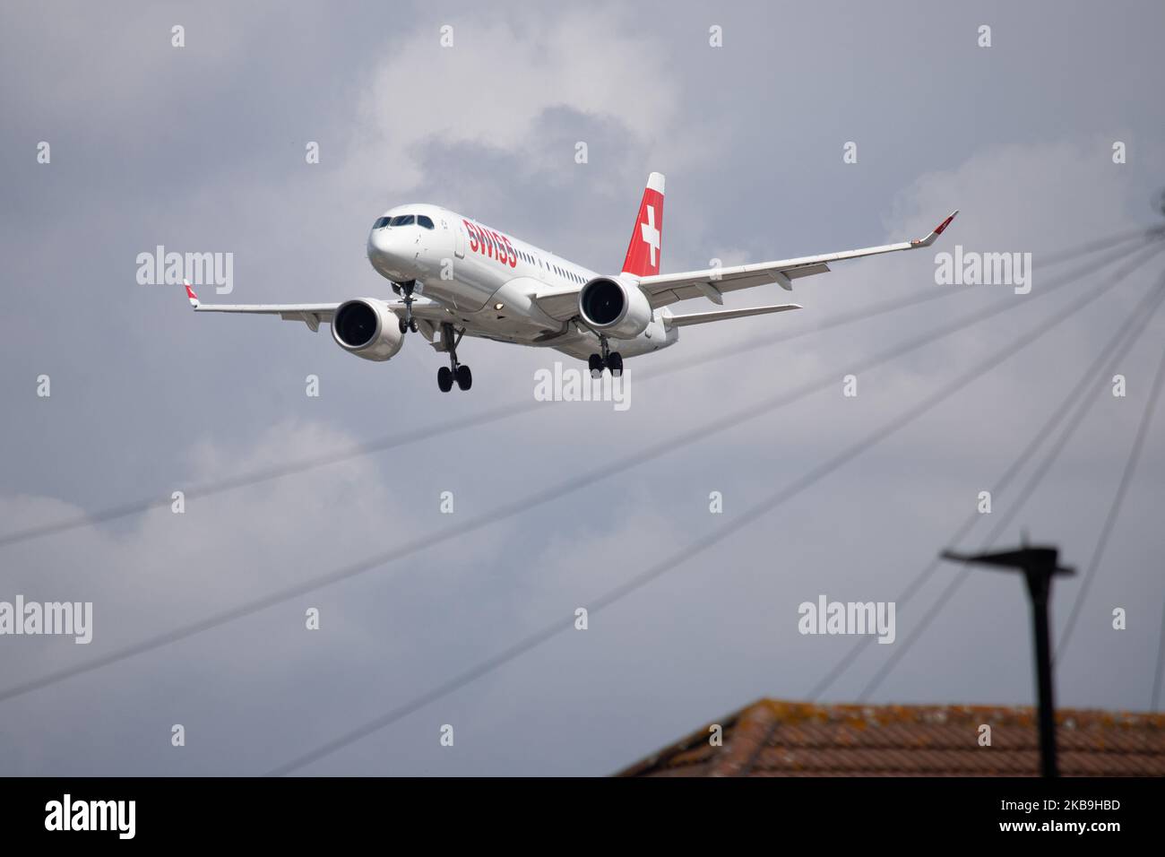 Schweizer Airbus A220-300-Flugzeuge mit Registrierung HB-JCD, wie bei der endgültigen Landung auf dem internationalen Flughafen London Heathrow LHR EGLL in England, Großbritannien, an einem bewölkten Tag gesehen. Der Airbus A220 ist ein Regionaljet der neuen Generation mit erweiterten Fähigkeiten, einem Schmalkarossflugzeug, der zuvor bekannten Bombardier C Series CS300 oder BD-500. Swiss International Air Lines SWR LX verbindet London mit Genf, Zürich und saisonal mit Sion. Die Schweizer Flaggenfluggesellschaft ist Mitglied der Star Alliance Aviation Alliance und gehört zur Lufthansa Group. Im Oktober 2019 hat Swiss den gesamten 29 Airbus A220 geerdet Stockfoto