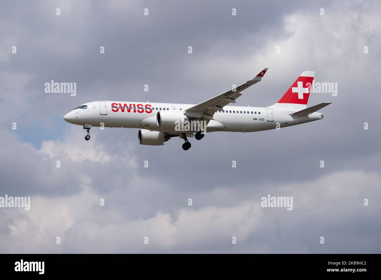 Schweizer Airbus A220-300-Flugzeuge mit Registrierung HB-JCD, wie bei der endgültigen Landung auf dem internationalen Flughafen London Heathrow LHR EGLL in England, Großbritannien, an einem bewölkten Tag gesehen. Der Airbus A220 ist ein Regionaljet der neuen Generation mit erweiterten Fähigkeiten, einem Schmalkarossflugzeug, der zuvor bekannten Bombardier C Series CS300 oder BD-500. Swiss International Air Lines SWR LX verbindet London mit Genf, Zürich und saisonal mit Sion. Die Schweizer Flaggenfluggesellschaft ist Mitglied der Star Alliance Aviation Alliance und gehört zur Lufthansa Group. Im Oktober 2019 hat Swiss den gesamten 29 Airbus A220 geerdet Stockfoto