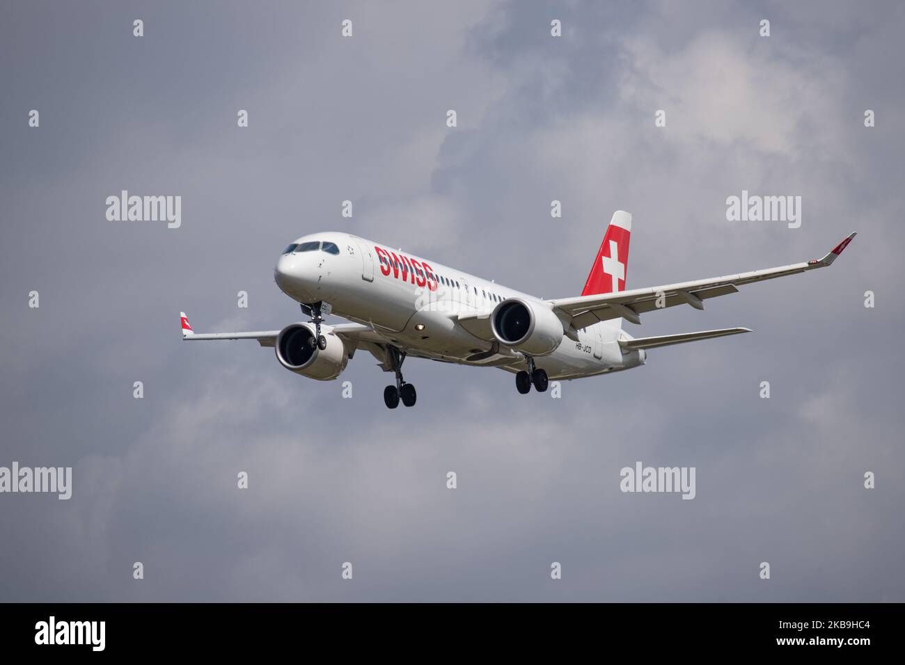 Schweizer Airbus A220-300-Flugzeuge mit Registrierung HB-JCD, wie bei der endgültigen Landung auf dem internationalen Flughafen London Heathrow LHR EGLL in England, Großbritannien, an einem bewölkten Tag gesehen. Der Airbus A220 ist ein Regionaljet der neuen Generation mit erweiterten Fähigkeiten, einem Schmalkarossflugzeug, der zuvor bekannten Bombardier C Series CS300 oder BD-500. Swiss International Air Lines SWR LX verbindet London mit Genf, Zürich und saisonal mit Sion. Die Schweizer Flaggenfluggesellschaft ist Mitglied der Star Alliance Aviation Alliance und gehört zur Lufthansa Group. Im Oktober 2019 hat Swiss den gesamten 29 Airbus A220 geerdet Stockfoto