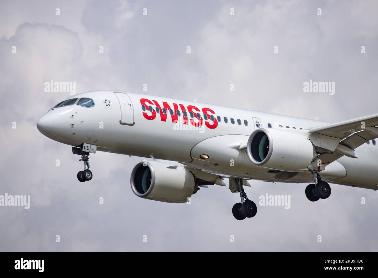 Schweizer Airbus A220-300-Flugzeuge mit Registrierung HB-JCD, wie bei der endgültigen Landung auf dem internationalen Flughafen London Heathrow LHR EGLL in England, Großbritannien, an einem bewölkten Tag gesehen. Der Airbus A220 ist ein Regionaljet der neuen Generation mit erweiterten Fähigkeiten, einem Schmalkarossflugzeug, der zuvor bekannten Bombardier C Series CS300 oder BD-500. Swiss International Air Lines SWR LX verbindet London mit Genf, Zürich und saisonal mit Sion. Die Schweizer Flaggenfluggesellschaft ist Mitglied der Star Alliance Aviation Alliance und gehört zur Lufthansa Group. Im Oktober 2019 hat Swiss den gesamten 29 Airbus A220 geerdet Stockfoto