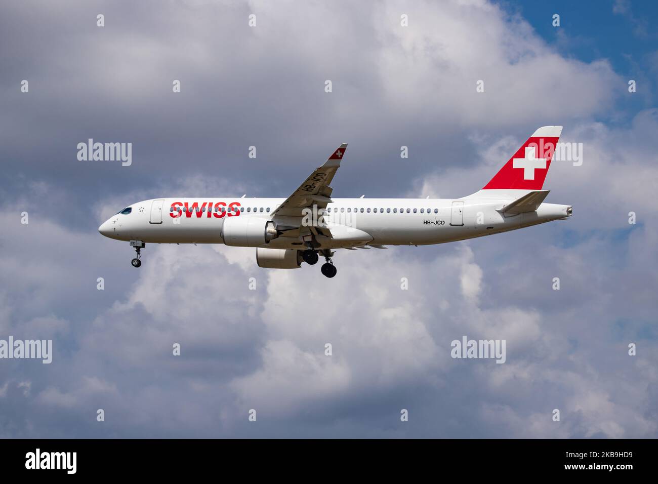 Schweizer Airbus A220-300-Flugzeuge mit Registrierung HB-JCD, wie bei der endgültigen Landung auf dem internationalen Flughafen London Heathrow LHR EGLL in England, Großbritannien, an einem bewölkten Tag gesehen. Der Airbus A220 ist ein Regionaljet der neuen Generation mit erweiterten Fähigkeiten, einem Schmalkarossflugzeug, der zuvor bekannten Bombardier C Series CS300 oder BD-500. Swiss International Air Lines SWR LX verbindet London mit Genf, Zürich und saisonal mit Sion. Die Schweizer Flaggenfluggesellschaft ist Mitglied der Star Alliance Aviation Alliance und gehört zur Lufthansa Group. Im Oktober 2019 hat Swiss den gesamten 29 Airbus A220 geerdet Stockfoto