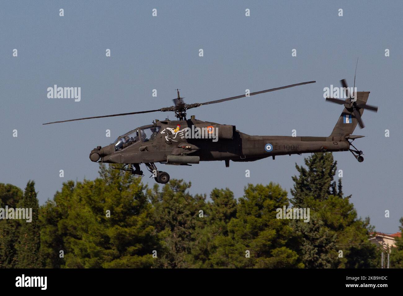 Boeing AH-64 Apache der Hellenic Army Aviation. Der AH-64D Apache Longbow Attack Helikopter, der an einer statischen und fliegenden Vorführung mit dem Pegasus Team Chopper auf der Athens Flying Week Air Show 2019 auf dem Tanagra Military Airbase LGTG teilnahm. Athen, Griechenland - 22. September 2019 (Foto von Nicolas Economou/NurPhoto) Stockfoto