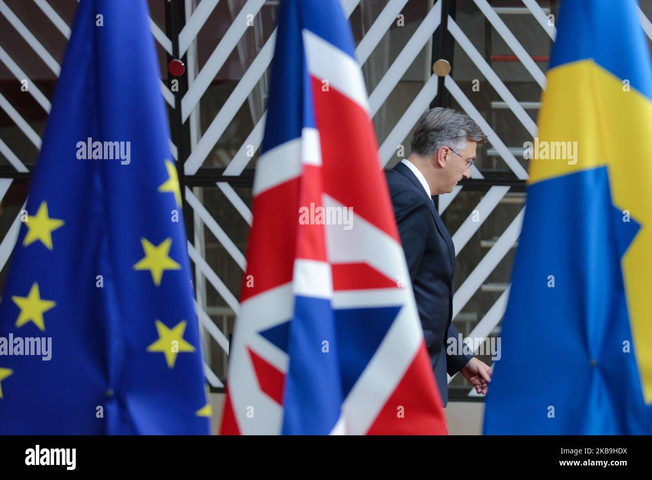 Der kroatische Premierminister Andrej Plenkovic trifft auf dem roten Teppich mit europäischen Flaggen beim Europäischen Rat, Forum Europa Building, ein. Der kroatische Ministerpräsident Andrej Plenkovi?, Vorsitzender und Präsident der Kroatischen Demokratischen Union HDZ Hrvatska demokratska zajednica, hat eine Medienbesprechung vor der Haustür – eine Presseerklärung für den Europäischen Rat, ein Sondertreffen der EU-Staats- und Regierungschefs für den Brexit und Artikel 50. Die nächste Präsidentschaft des Rates der Europäischen Union wird von Kroatien übernommen. 17. Oktober 2019 - Brüssel, Belgien (Foto von Nicolas Economou/NurPhoto) Stockfoto