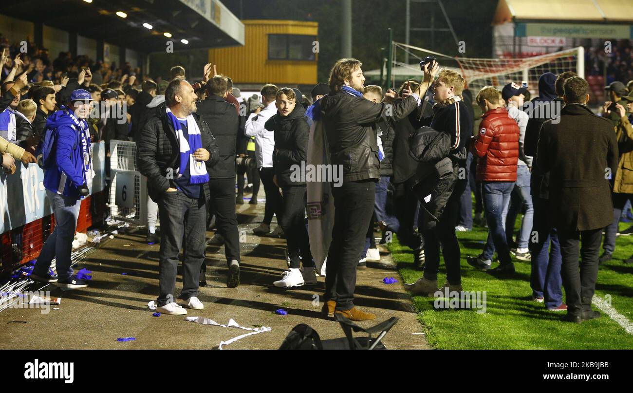 LONDON, GROSSBRITANNIEN. OKTOBER 29 Colchester United-Fans feiern ihren Sieg während der vierten Runde des Carabao Cup zwischen Crawley Town und Colchester United am 29. Oktober 2019 im People's Pension Stadium in Crawley, England (Foto by Action Foto Sport/NurPhoto) Stockfoto