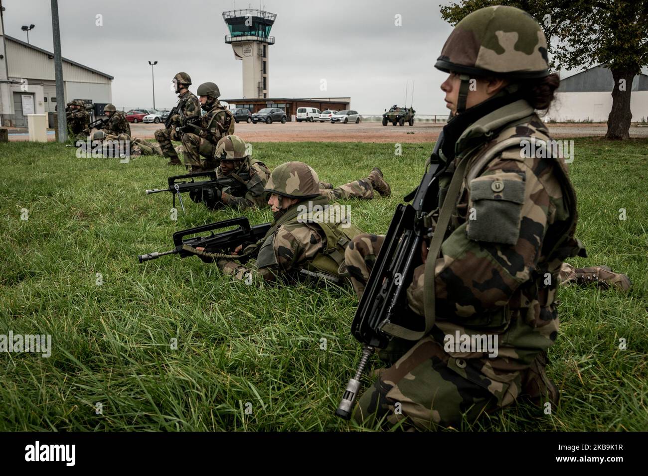 Anti-Terror-Training der Militärreserve am Flughafen Roanne, Frankreich, am 30. Oktober 2019. Die Soldaten der Panzerbrigade 2. (2. BB), Dazu gehören ein Hauptquartier, eine Command and Signals Company (2. CTC), ein Military Initial Training Center (CFIM) und sieben Regimenter im Nordosten Frankreichs, die für mehrere Tage im Falle eines Einsatzes unter dem sentinel-System und eines Terroranschlags auf französisches Gebiet geschult wurden. (Foto von Nicolas Liponne/NurPhoto) Stockfoto