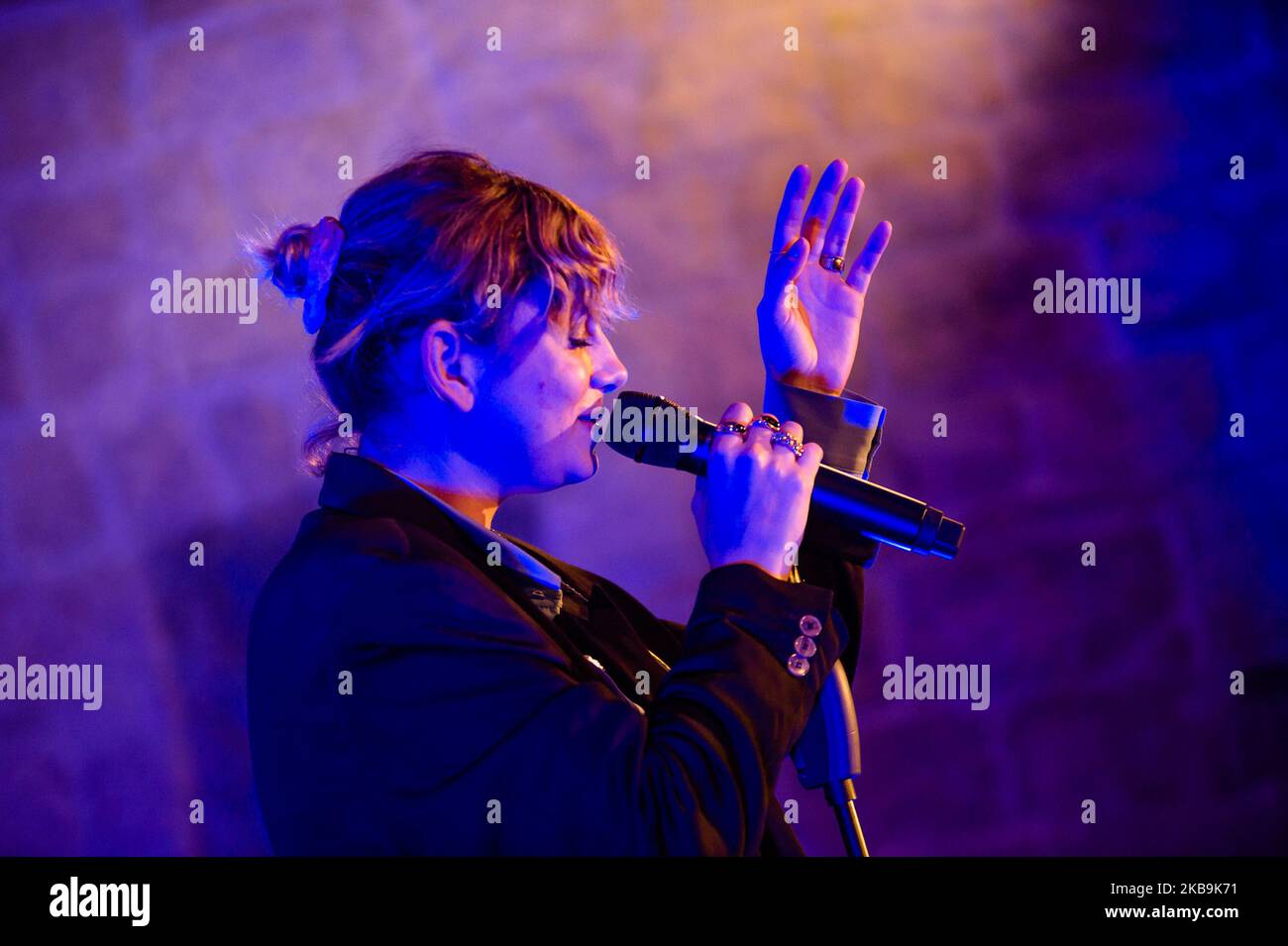 Die Salentine-Sängerin Emma Marrone singt am 30.. Oktober in Bisceglie im Buchladen Mondadori in der Vecchie Segherie Mastrototaro, um ihr neues Album mit dem Titel ''Fortuna'' zu präsentieren (Foto: Davide Pischettola/NurPhoto) Stockfoto