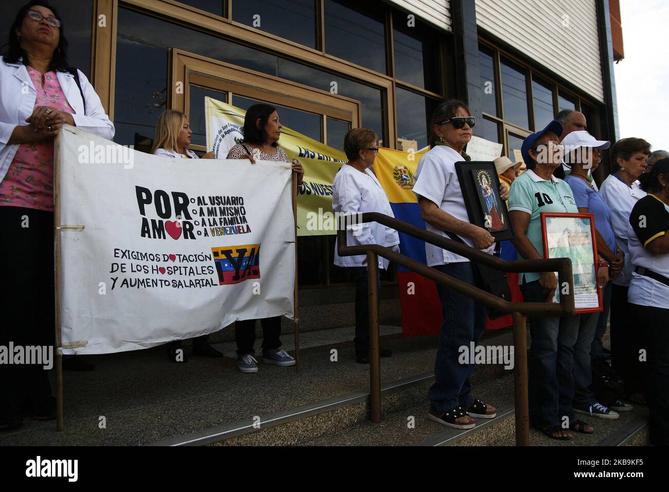 Am 30. Oktober 30, 2019 marschierte die Zunft der Krankenschwestern und Gesundheitshelfer von Anfang an in Maracaibo Venezuela. Gesundheitsfachkräfte initiieren einen 24-stündigen nationalen Streik, sie werden nur an Notfällen und kritischen Bereichen wie Entbindungs- und Intensivstationen teilnehmen. Die Maßnahme ist auf die ernste gesundheitliche Situation im Land zurückzuführen, zusätzlich zu einem Lebenshaltungslohn gemäß ihrer Professionalität, einheitlichen Arbeitsmitteln, Handschuhen, Kleidern, der Bereitstellung von Medikamenten für Krankenhäuser, Wasser, das eine vorrangige Dienstleistung für den Betrieb von Sanitärbereichen ist, Lebensmitteln und deren Reinigung. Und alle Mindestbedingungen Th Stockfoto