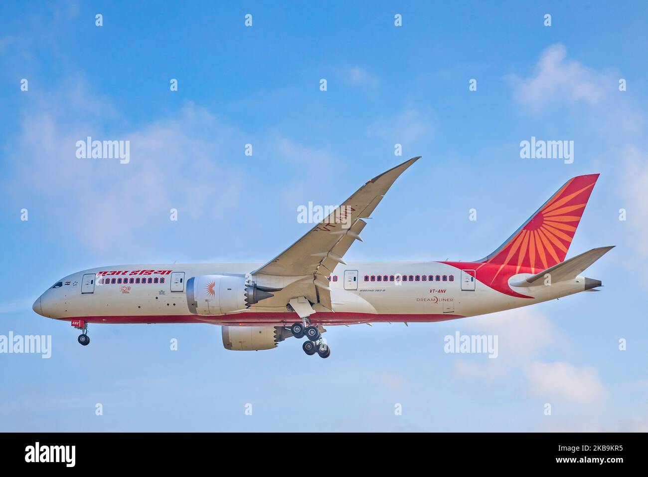 Air India Boeing 787-8 Dreamliner-Flugzeug, wie bei der endgültigen Landung auf dem internationalen Flughafen London Heathrow LHR EGLL in England, Großbritannien, gesehen. Die Langstreckenflugzeuge der Boeing 787 sind mit der Zulassung VT-ANV, 2x GE-Düsenmotoren ausgestattet. AirIndia AI AIC ist der Flaggenträger von Indien und in Regierungsbesitz. Die indische Fluggesellschaft ist Mitglied der Star Alliance Aviation Alliance und verbindet die britische Hauptstadt mit Ahmedabad, Bengaluru, Delhi und Mumbai. (Foto von Nicolas Economou/NurPhoto) Stockfoto