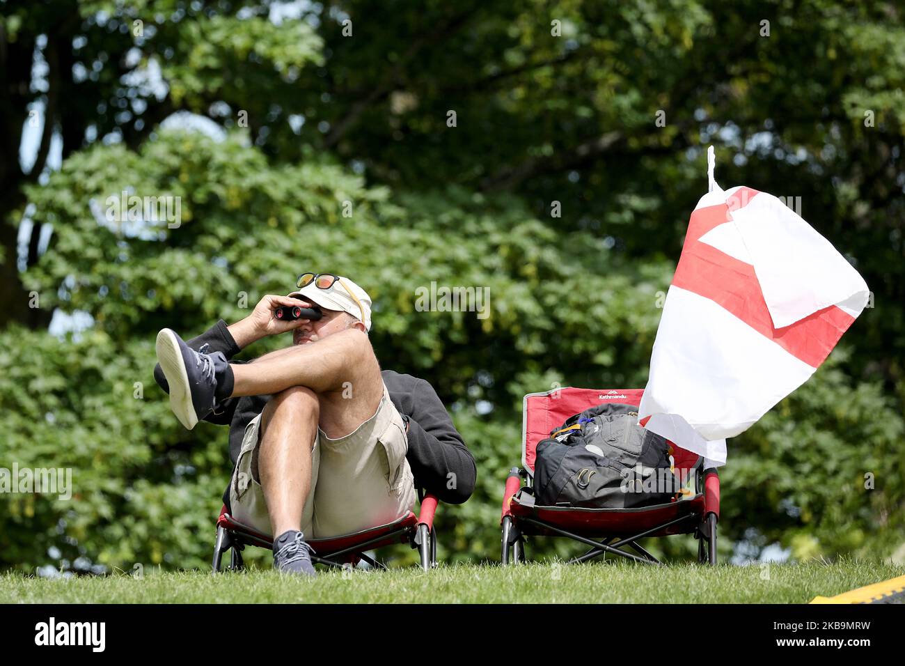 Ein englischer Cricket-Fan beobachtet mit ihrem Fernglas vor dem ersten internationalen Cricket-Spiel T20 zwischen England und Neuseeland am 01. November 2019 in Hagley Oval in Christchurch, Neuseeland. (Foto von Sanka Vidanagama/NurPhoto) Stockfoto