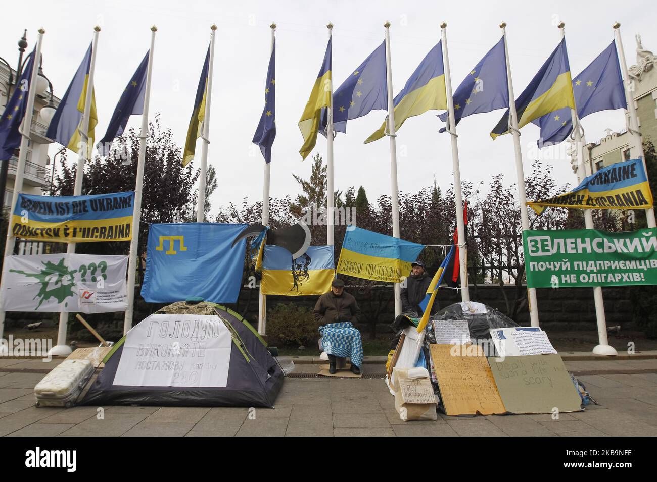 Am 1. November 2019 sind Zelte von Demonstranten in der Nähe des Präsidialgebäudes in Kiew, Ukraine, zu sehen. (Foto von STR/NurPhoto) Stockfoto