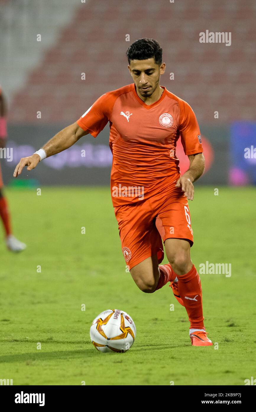 Al Arabis Abdullah Marafee am 1. November 2019 im QNB Stars League-Spiel zwischen Al Arabi und Al Wakrah in Doha, Katar, am Ball. (Foto von Simon Holmes/NurPhoto) Stockfoto