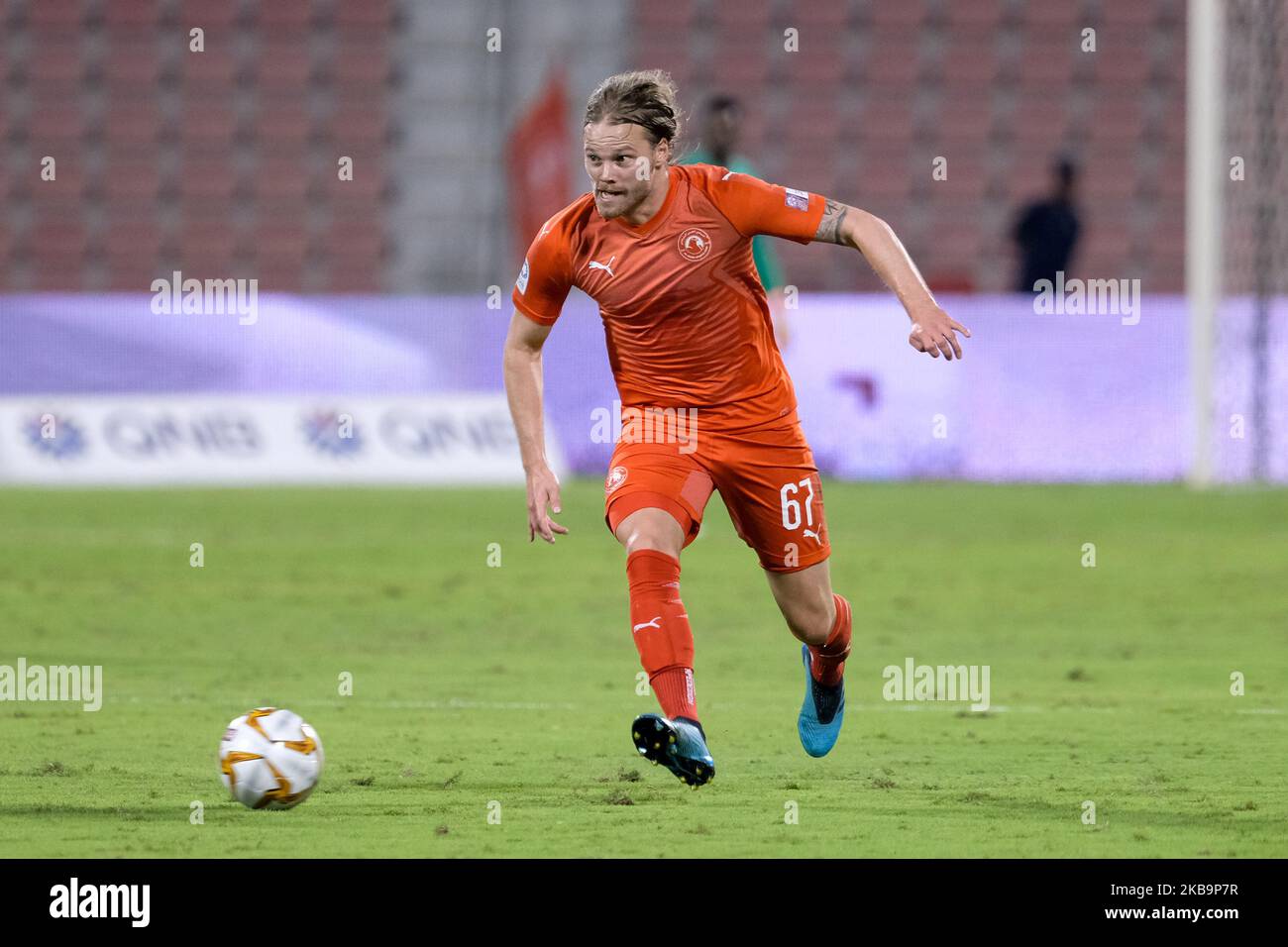 Al Arabis Birkir Bjarnason am 1. November 2019 im Grand Hamad Stadium in Doha, Katar, beim Spiel der QNB Stars League gegen Al Wakrah am Ball. (Foto von Simon Holmes/NurPhoto) Stockfoto