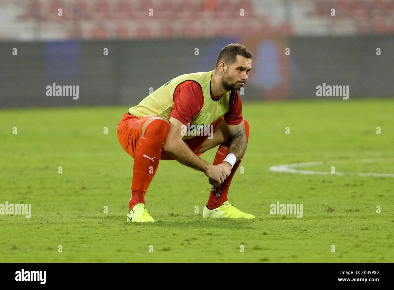 Pierre-Michel Lasogga von al Arabi erwärmt sich zur Halbzeit zum QNB Stars League-Spiel gegen Al Wakrah am 1. November 2019 im Grand Hamad Stadium in Doha, Katar. (Foto von Simon Holmes/NurPhoto) Stockfoto