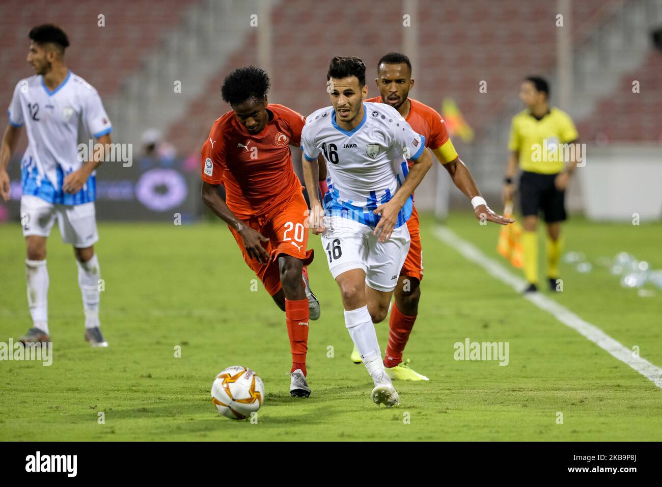 Al Arabis Yusuf Abdurisag und Khalid Muneer A A Mazeed bestreiten den Ball während des Spiels der QNB Stars League am 1. November 2019 im Grand Hamad Stadium in Doha, Katar. (Foto von Simon Holmes/NurPhoto) Stockfoto