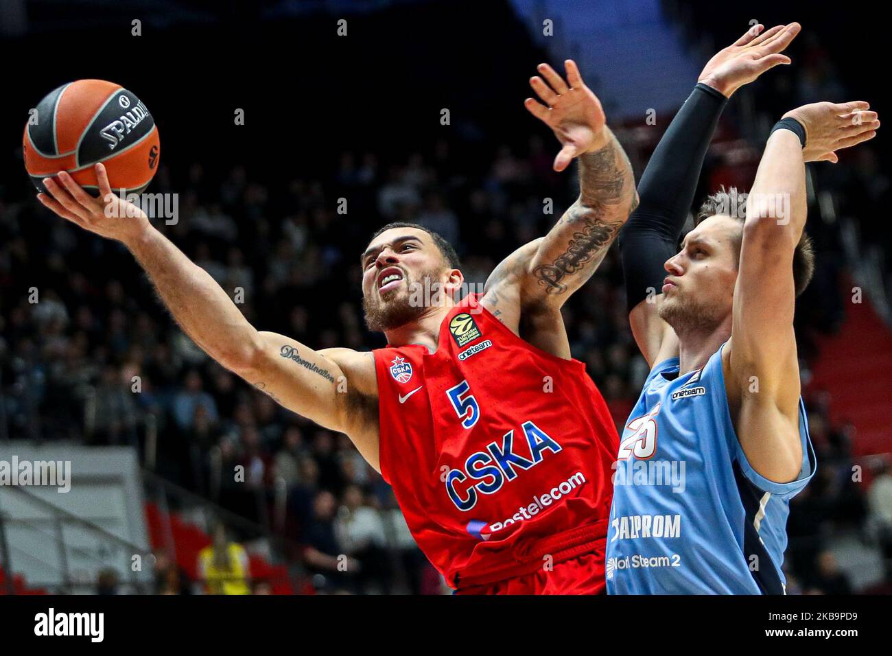 Mike James (L) vom CSKA Moscow im Kampf gegen Mateusz Ponitka von Zenit St. Petersburg während des EuroLeague-Spiels der Turkish Airlines zwischen Zenit St. Petersburg und CSKA Moscow in der Sibur Arena am 01. November 2019 in Sankt Petersburg, Russland. (Foto von Igor Russak/NurPhoto) Stockfoto