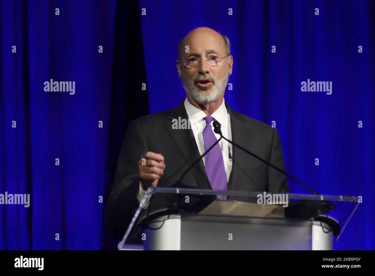 Der Gouverneur von Pennsylvania, Tom Wolf, spricht während des ersten Independence Dinner, das von der Pennsylvania Democratic Party veranstaltet wird, im Pennsylvania Convention Center, in Philadelphia, PA, am 1. November 2019. (Foto von Bastiaan Slabbers/NurPhoto) Stockfoto