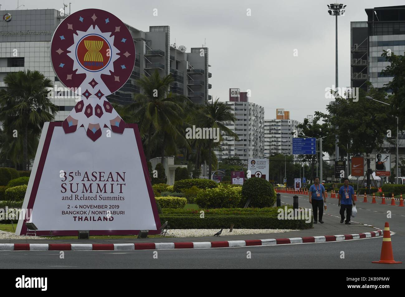 ASEAN-Schilder und die Nationalflaggen der ASEAN-Mitglieder werden vor dem Veranstaltungsort des ASEAN-Gipfeltreffens 35. beim IMPACT Muang Thong Thani in der Provinz Nonthaburi, Thailand, am 02. November 2019, ausgestellt. (Foto von Anusak Laowias/NurPhoto) Stockfoto