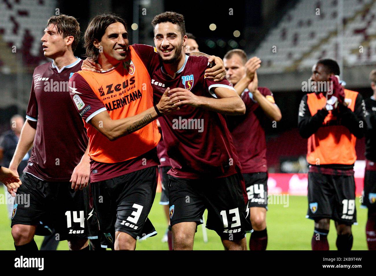 Jubelstimmung nach Spiel vor der Curva von Walter Lopez (US Salernitana) Sofian Kiyine (US Salernitana) während der italienischen Serie B Fußball US Salernitana gegen Virtus Entella - Serie B im Stadion Arechi in Salerno, Italien am 02. November 2019 (Foto von Paolo Manzo/NurPhoto) Stockfoto