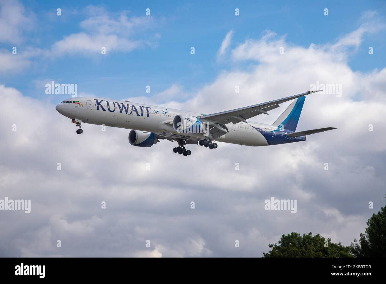Kuwait Airways Boeing 777-300 er-Flugzeuge, wie bei der endgültigen Landung auf dem internationalen Flughafen London Heathrow LHR EGLL über den Häusern der Myrtle Avenue am 29. Oktober 2019 zu sehen war. Das Langstreckenflugzeug Boeing 777 B773 hat die Registrierung 9K-AOM, den Namen Dasman / ????? Und wird von 2x GE-Düsenmotoren angetrieben. Kuwait Airways KU KAC ist die nationale Fluggesellschaft von Kuwait und verbindet die britische Hauptstadt mit Kuwait Int. Flughafen KWI OKBK, Kuwait-Stadt. London Heathrow Airport, England, Vereinigtes Königreich (Foto von Nicolas Economou/NurPhoto) Stockfoto