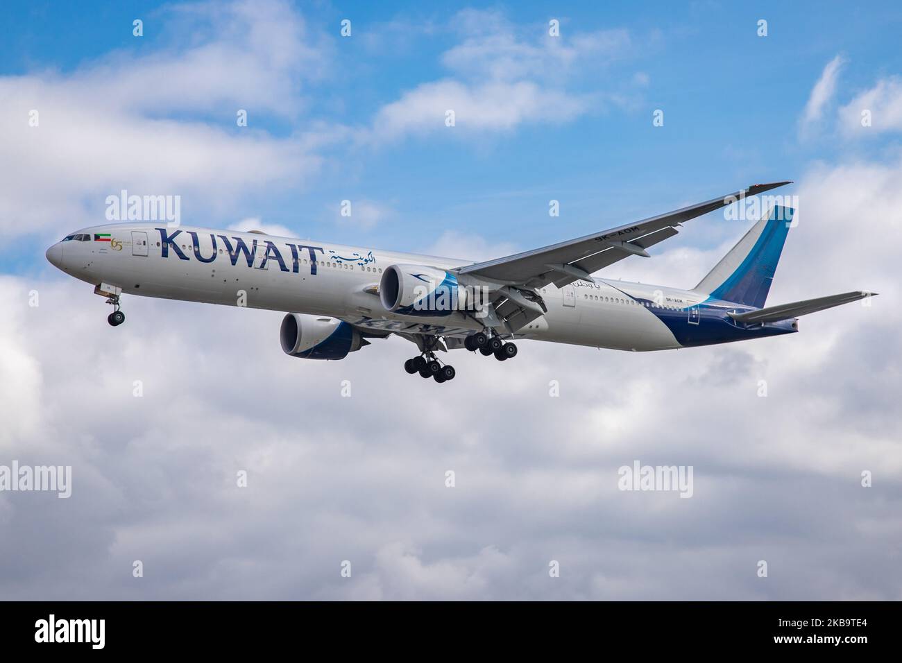 Kuwait Airways Boeing 777-300 er-Flugzeuge, wie bei der endgültigen Landung auf dem internationalen Flughafen London Heathrow LHR EGLL über den Häusern der Myrtle Avenue am 29. Oktober 2019 zu sehen war. Das Langstreckenflugzeug Boeing 777 B773 hat die Registrierung 9K-AOM, den Namen Dasman / ????? Und wird von 2x GE-Düsenmotoren angetrieben. Kuwait Airways KU KAC ist die nationale Fluggesellschaft von Kuwait und verbindet die britische Hauptstadt mit Kuwait Int. Flughafen KWI OKBK, Kuwait-Stadt. London Heathrow Airport, England, Vereinigtes Königreich (Foto von Nicolas Economou/NurPhoto) Stockfoto