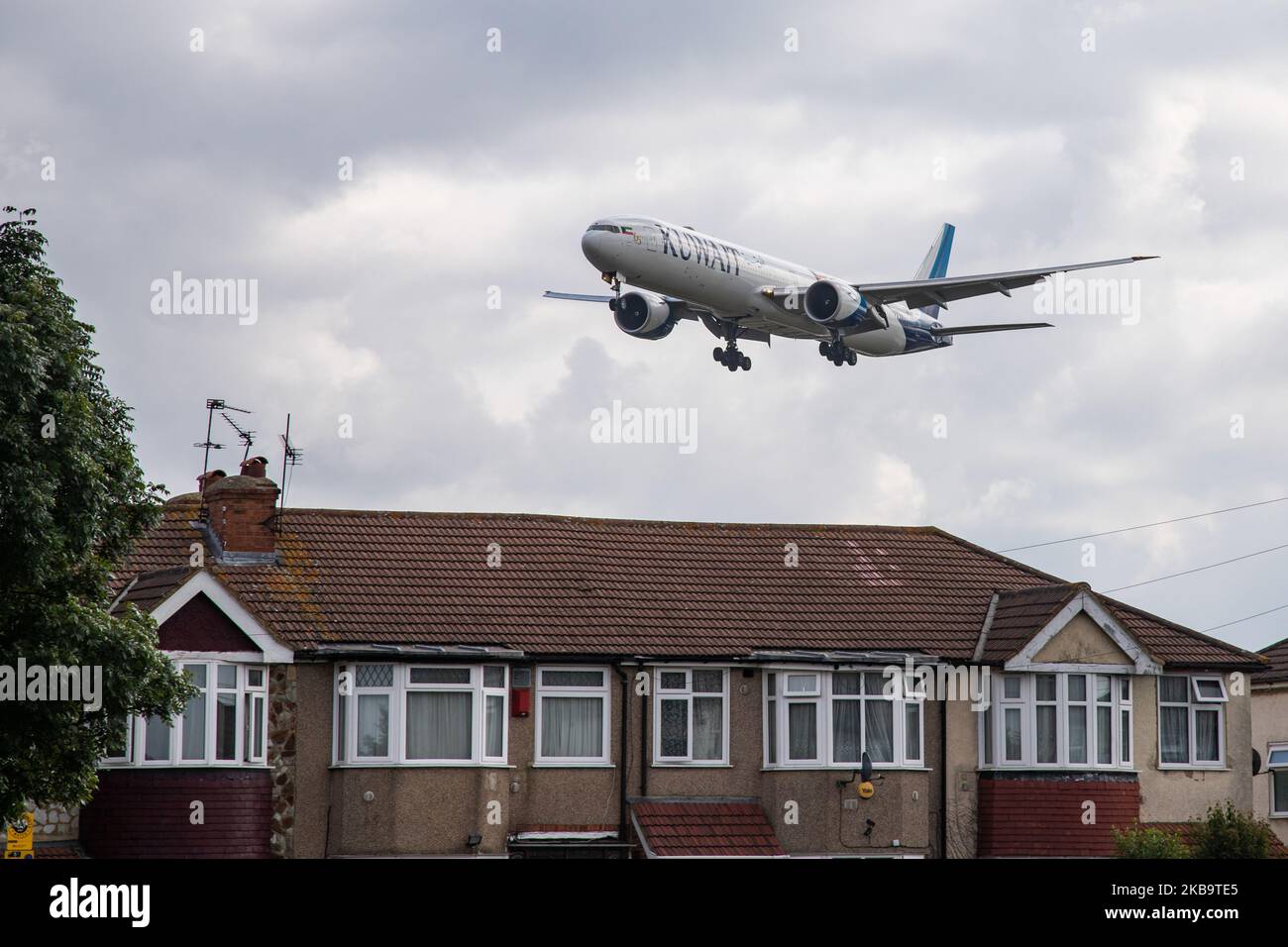 Kuwait Airways Boeing 777-300 er-Flugzeuge, wie bei der endgültigen Landung auf dem internationalen Flughafen London Heathrow LHR EGLL über den Häusern der Myrtle Avenue am 29. Oktober 2019 zu sehen war. Das Langstreckenflugzeug Boeing 777 B773 hat die Registrierung 9K-AOM, den Namen Dasman / ????? Und wird von 2x GE-Düsenmotoren angetrieben. Kuwait Airways KU KAC ist die nationale Fluggesellschaft von Kuwait und verbindet die britische Hauptstadt mit Kuwait Int. Flughafen KWI OKBK, Kuwait-Stadt. London Heathrow Airport, England, Vereinigtes Königreich (Foto von Nicolas Economou/NurPhoto) Stockfoto