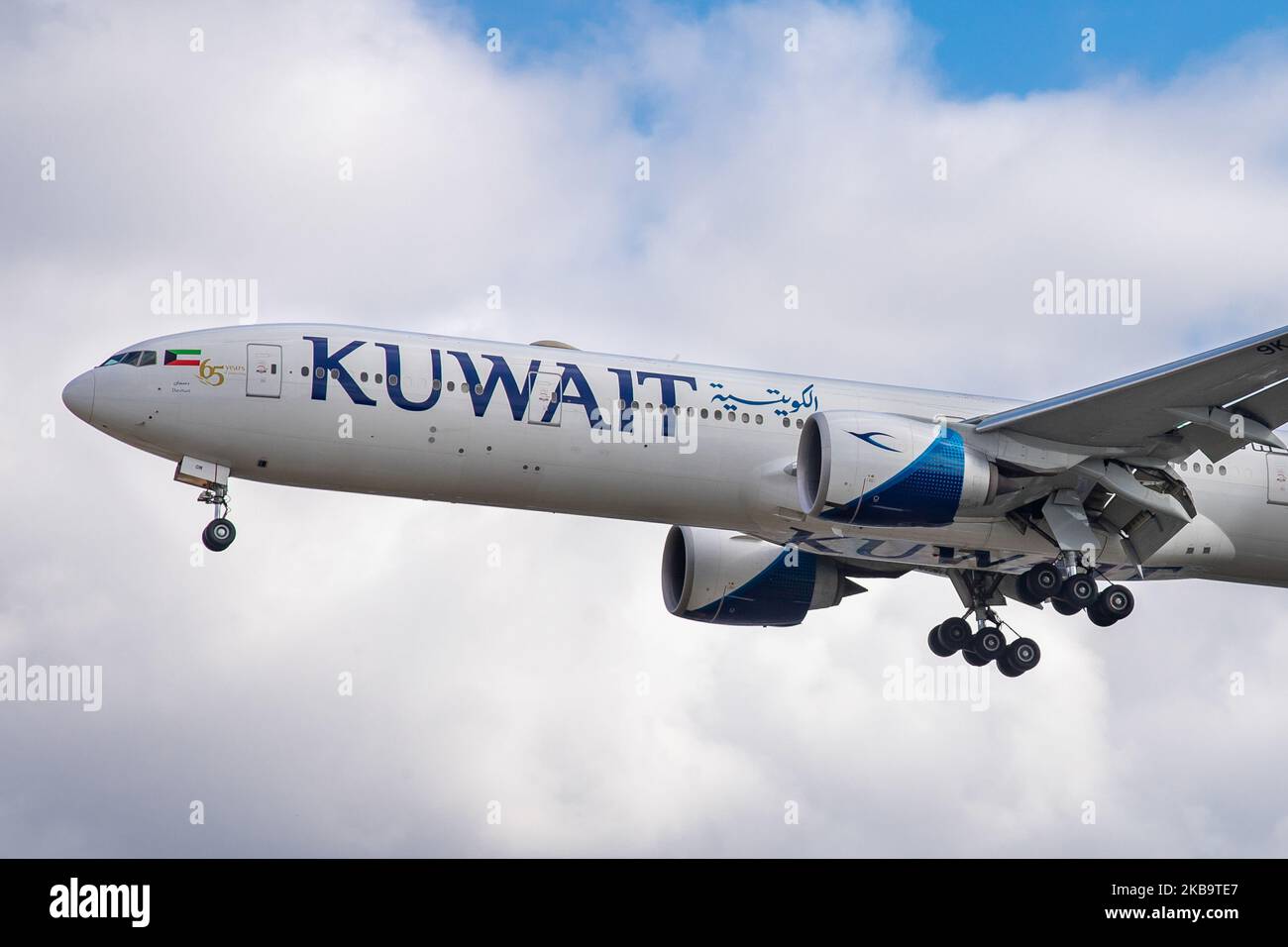 Kuwait Airways Boeing 777-300 er-Flugzeuge, wie bei der endgültigen Landung auf dem internationalen Flughafen London Heathrow LHR EGLL über den Häusern der Myrtle Avenue am 29. Oktober 2019 zu sehen war. Das Langstreckenflugzeug Boeing 777 B773 hat die Registrierung 9K-AOM, den Namen Dasman / ????? Und wird von 2x GE-Düsenmotoren angetrieben. Kuwait Airways KU KAC ist die nationale Fluggesellschaft von Kuwait und verbindet die britische Hauptstadt mit Kuwait Int. Flughafen KWI OKBK, Kuwait-Stadt. London Heathrow Airport, England, Vereinigtes Königreich (Foto von Nicolas Economou/NurPhoto) Stockfoto