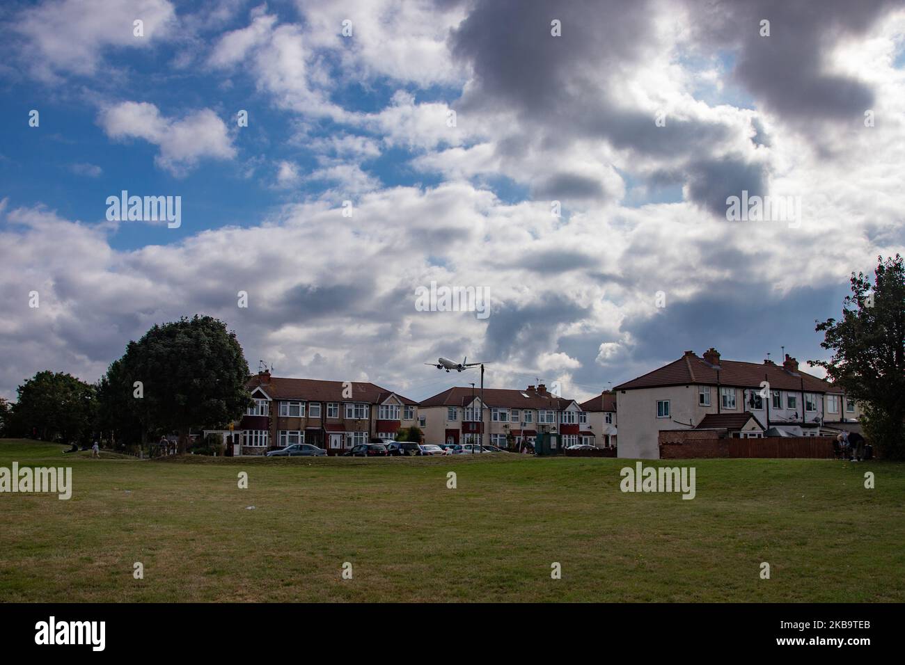 Kuwait Airways Boeing 777-300 er-Flugzeuge, wie bei der endgültigen Landung auf dem internationalen Flughafen London Heathrow LHR EGLL über den Häusern der Myrtle Avenue am 29. Oktober 2019 zu sehen war. Das Langstreckenflugzeug Boeing 777 B773 hat die Registrierung 9K-AOM, den Namen Dasman / ????? Und wird von 2x GE-Düsenmotoren angetrieben. Kuwait Airways KU KAC ist die nationale Fluggesellschaft von Kuwait und verbindet die britische Hauptstadt mit Kuwait Int. Flughafen KWI OKBK, Kuwait-Stadt. London Heathrow Airport, England, Vereinigtes Königreich (Foto von Nicolas Economou/NurPhoto) Stockfoto