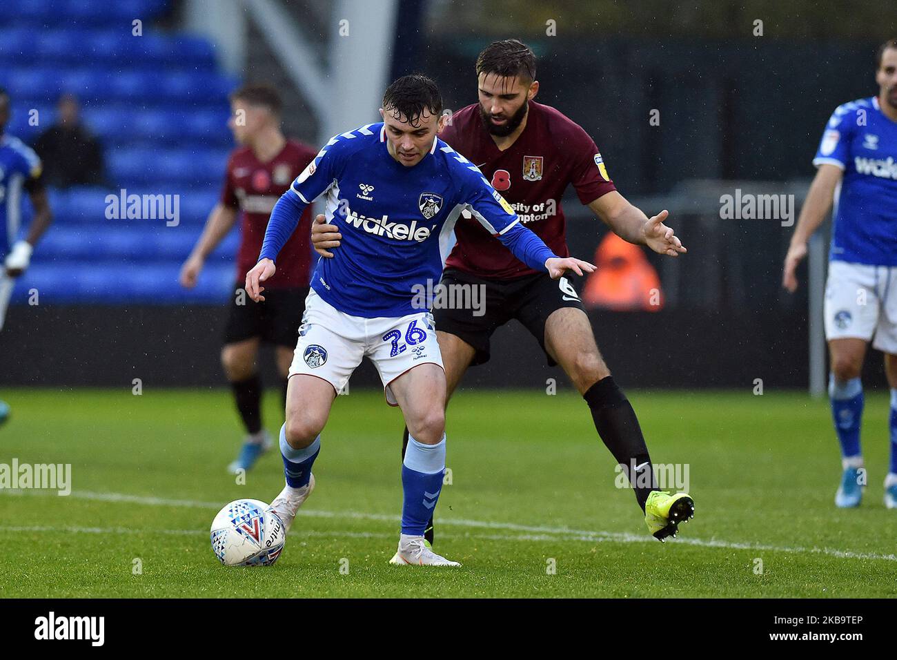 Oldham's Jonny Smith und Northampton's Jordan Turnbull in Aktion während des Sky Bet League 2-Spiels zwischen Oldham Athletic und Northampton Town im Boundary Park, Oldham am Samstag, 2.. November 2019. (Foto von Eddie Garvey/MI News/NurPhoto) Stockfoto