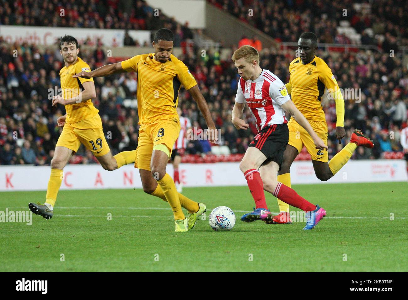 Tim Dieng von Southend United tagt im Sky Bet League 1-Spiel zwischen Sunderland und Southend United am Samstag, dem 2.. November 2019, im Stadion of Light in Sunderland gegen Duncan Watmore von Sunderland. (Foto von Steven Hadlow/MI News/NurPhoto) Stockfoto