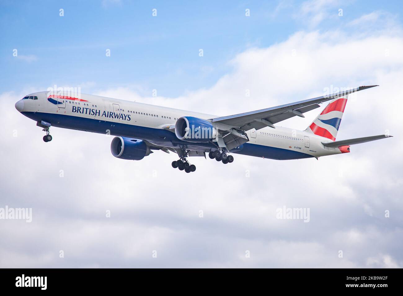 British Airways Boeing 777-300 Extended Range Edition-Flugzeuge speziell 777-36N (er), wie bei der endgültigen Landung auf dem internationalen Flughafen London Heathrow LHR EGLL in England, Großbritannien, über den Häusern der Myrtle Avenue am 29. Oktober 2019 gesehen. Das B777-Langstrecken-Großkarosserie-Flugzeug verfügt über die Zulassung G-STBB und 2x GE-Triebwerke. British Airways BA BAW Speedbird ist die Flaggenfluggesellschaft des Vereinigten Königreichs mit Hauptstützpunkt Heathrow Airport. Die Fluggesellschaft verfügt über 278 Flugzeuge, ist Mitglied der oneworld-Luftfahrtallianz und gehört der International Airlines Group IAG. (Foto von Nicolas Economou/NurPhoto Stockfoto