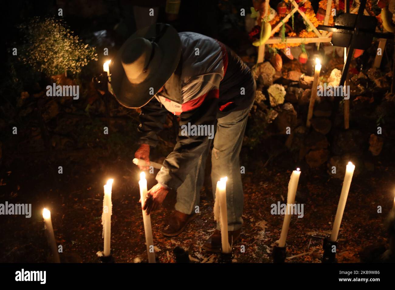 Purepechas indegeonus People's feiert den Tag der Toten in einem städtischen Friedhof auf der Insel Janitzio, im mexikanischen Bundesstaat Michoacan, am 1. November 2019. (Foto von David Peinado/NurPhoto) Stockfoto