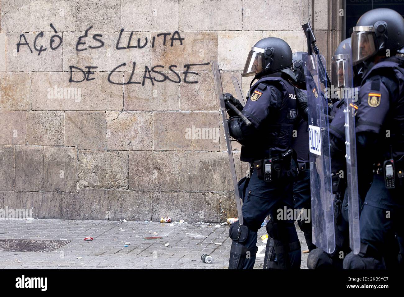 Eine Graffheit mit dem Text Açò és lluita de classes (Dies ist ein Klassenkampf) auf katalanisch in der Nähe der Espanis-Polizei. Zusammenstöße in der Nähe des Platzes Urquinaona. Unabhängigkeitsaktivisten Kataloniens, verursachen Vorfälle während des Tages des Generalstreiks als Reaktion auf die 100-jährige Haftstrafe gegen die Unabhängigkeitsführer Kataloniens, in Barcelona, Katalonien, Spanien am 18. Oktober 2019. (Foto von Miquel Llop/NurPhoto) Stockfoto