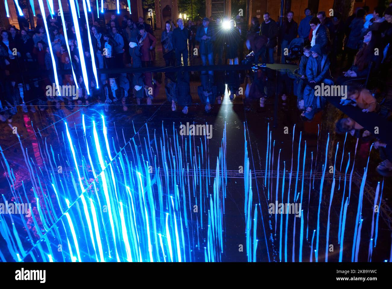 Die Lichtkunstinstallation 'Platonium' war in Toulouse im Quai des Savoirs zu sehen. Die Künstler Eric Michel und Akari-Lisa Ishii (I.C.O.N.) nutzten wissenschaftliche Forschungen des CNRS (National Center for Scientific Research), um ihre Arbeit namens "Platonium" für die 80 Jahre des CNRS zu schaffen. Diese Lichtinstallation wurde in Lyon (Frankreich), Paris (Frankreich), Brüssel (Belgien), Quito (Ecuador) gezeigt. Toulouse. Frankreich. November 3. 2019. (Foto von Alain Pitton/NurPhoto) Stockfoto