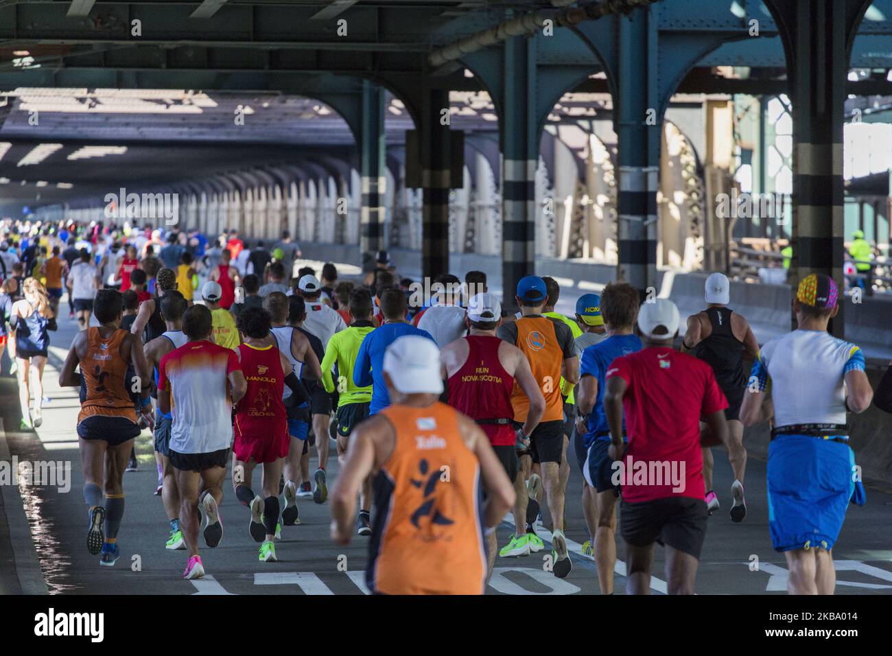 Läufer überqueren die Queensboro Bridge beim New York City Marathon am Sonntag, den 3.. November 2019. Beim NYC Marathon, dem größten Rennen der Welt, nahmen über 50.000 Teilnehmer an einer 26 Meilen langen Strecke über die fünf Bezirke Teil. (Foto von Erin Lefevre/NurPhoto) Stockfoto